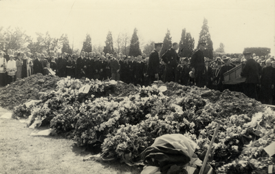 92823 Afbeelding van de begrafenisplechtigheid van leden van de B.S. (Binnenlandse Strijdkrachten) die in een ...